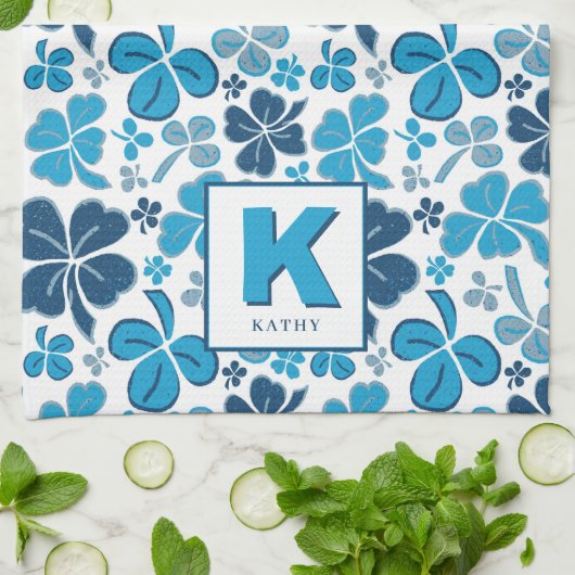 Blue Lucky Shamrock Clover Pattern Monogrammed Theedoek (Gevouwen)