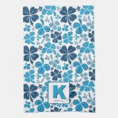Blue Lucky Shamrock Clover Pattern Monogrammed Theedoek (Verticaal)