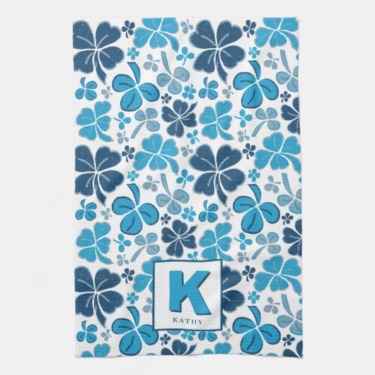 Blue Lucky Shamrock Clover Pattern Monogrammed Theedoek (Verticaal)
