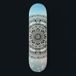 Blue Mandala Geometric Abstract Pattern Persoonlijk Skateboard<br><div class="desc">Een prachtig mandala symmetrisch geometrisch patroon op een blauwe bokeh shimmer achtergrond.</div>