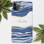 Blue Marble Agate Gold Glitter - op maat gemaakt iPhone 15 Mini Hoesje<br><div class="desc">Indigo blauwe waterverf is een prachtig vormgegeven met faux gouden glitter-details. Verander de naam om aan te passen.</div>