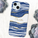 Blue Marble Agate Gold Glitter - op maat gemaakt iPhone 15 Case<br><div class="desc">Indigo marineblauw waterverf agaat marmeren ontwerp met faux gouden glitter detail. Wijzig de naam om aan te passen.</div>