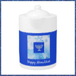 Blue Menorah Hanukkah Theepot<br><div class="desc">Lovely menorah grafisch met "HAPPY HANUKKAH"in manuscriptbrief.  in een keuken- of eetkamer!</div>