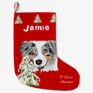 Blue Merle Aussie en de kerstboom stoppen Kleine Kerstsok
