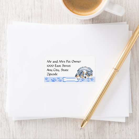 Blue Merle Aussie Puppy op Blue Gingham Etiket (Insitu)