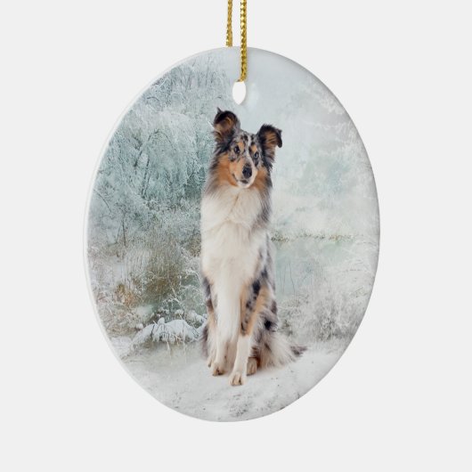 Blue Merle Sheltie met kerstversiering Keramisch Ornament (Rechts)
