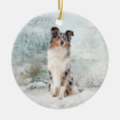 Blue Merle Sheltie met kerstversiering Keramisch Ornament (Voorkant)