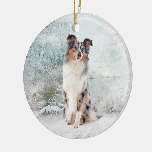 Blue Merle Sheltie met kerstversiering Keramisch Ornament (Links)
