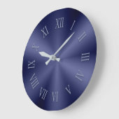 Blue Metallic klok met gepatterde Romeinse cijfers (Hoek)