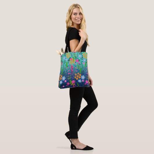Blue Mint Gradient Garden Flowers  ontwerp Tote Bag (Op model)