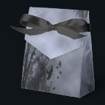 Blue Misty Sky met Gothic Ravens Party Favor Box Bedankdoosjes<br><div class="desc">Een bruiloft of feestje gunt een doos met een blauwe,  misty Halloween hemel met zwarte bomen langs een donkergehakte weg,  gothische ravens en een troebele volle maan,  perfect om elke viering op te wekken.</div>