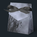 Blue Misty Sky met Gothic Ravens Party Favor Box Bedankdoosjes<br><div class="desc">Een bruiloft of feestje gunt een doos met een blauwe,  misty Halloween hemel met zwarte bomen langs een donkergehakte weg,  gothische ravens en een troebele volle maan,  perfect om elke viering op te wekken.</div>