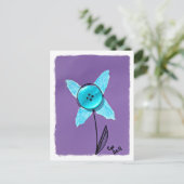 Blue Mixed Media Flower op Paarse Briefkaart (Staand voorkant)