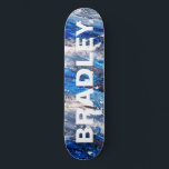 Blue Modern Abstract Aangepaste Aangepaste Naam Persoonlijk Skateboard<br><div class="desc">Het blauwe Moderne Abstracte Skateboard van de Naam van de Douane Gepersonaliseerde van de Aangepaste eigenschappen uw gepersonaliseerde naam in moderne typografie op een abstracte blauwe en grijze achtergrond. Personaliseer door de tekst in het verstrekte tekstvakje uit te geven. Geef een aangepast geschenk, een gepersonaliseerd skateboard aan je favoriete skateboarder...</div>