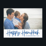 Blue Modern Calligraphy Happy Hanukkah Foto Feestdagenkaart<br><div class="desc">Happy Hanukkah! Stuur Hanukkah graag naar familie en vrienden met dit aanpasbare briefkaart. Hij heeft een blauw,  modern kalligrafie met een olijvenpatroon. Personaliseer door namen en een foto toe te voegen. Deze Happy Hanukkah manuscriptkaart is beschikbaar in andere kartonnen voorraad.</div>