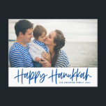Blue Modern Calligraphy Happy Hanukkah Foto Feestdagenkaart<br><div class="desc">Happy Hanukkah! Stuur Hanukkah graag naar familie en vrienden met dit aanpasbare briefkaart. Hij heeft een blauw,  modern kalligrafie met een olijvenpatroon. Personaliseer door namen en een foto toe te voegen. Deze Happy Hanukkah manuscriptkaart is beschikbaar in andere kartonnen voorraad.</div>
