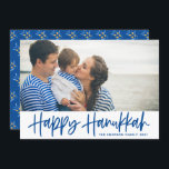 Blue Modern Calligraphy Happy Hanukkah Foto Feestdagenkaart<br><div class="desc">Happy Hanukkah! Verzend Hanukkah wenst aan familie en vrienden met deze aanpasbare fotoplatte kaart. Hij heeft een blauw,  modern kalligrafie met een olijvenpatroon. Personaliseer door namen en een foto toe te voegen. Deze Happy Hanukkah manuscriptkaart is beschikbaar in andere kartonnen voorraad.</div>