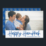 Blue Modern Calligraphy Happy Hanukkah Foto Feestdagenkaart<br><div class="desc">Happy Hanukkah! Verzend Hanukkah wenst aan familie en vrienden met deze aanpasbare fotoplatte kaart. Hij heeft een blauw,  modern kalligrafie met een olijvenpatroon. Personaliseer door namen en een foto toe te voegen. Deze Happy Hanukkah manuscriptkaart is beschikbaar in andere kartonnen voorraad.</div>
