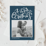 Blue Modern Calligraphy Photo Merry Kerstry Feestdagenkaart<br><div class="desc">Vrolijk kerstfeest! Stuur kerstwensen naar familie en vrienden met deze aanpasbare foto-kerstkaart. Het kenmerkt moderne kalligrafie en een eenvoudig manuscript op een blauwe achtergrond. Pas deze moderne kalligrafie-kerstkaart aan door uw foto,  bericht en namen toe te voegen. Deze moderne kerstkaart is beschikbaar op andere kaarten.</div>