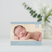 Blue Monogram Baby Boy Foto geboorteaankondiging Briefkaart (Staand voorkant)