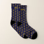 Blue Monogram MENORAH Sokken<br><div class="desc">Stylish, dark blue MENORAH Socks, designed with a vervalgold menorah in a vertical, tiled pattern. There is a customizable TRIPLE MONOGRAM, which you can PERALIZE with your own initials. Het design is repeated on the inside and outside. Ideal gift for Christmas and Birthdays, and especially for Hanukkah. Available in other...</div>