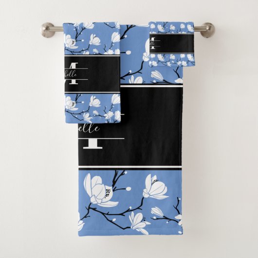 Blue Monogrammed Black and White Magnolia Flower Bad Handdoek (Insitu)