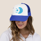 Blue Moon en Striped Stars Trucker Pet (In situ)