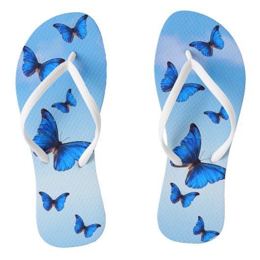 Blue Morpho Butterflies vliegen in Sky Teenslippers (Voetbed)