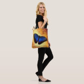 Blue Morpho Butterfly op Bokeh Gold Tote Bag (Op model)