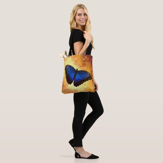 Blue Morpho Butterfly op Bokeh Gold Tote Bag (Op model)