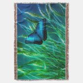 Blue Morpho Butterfly op Green Grass Deken (Voorkant Verticaal)