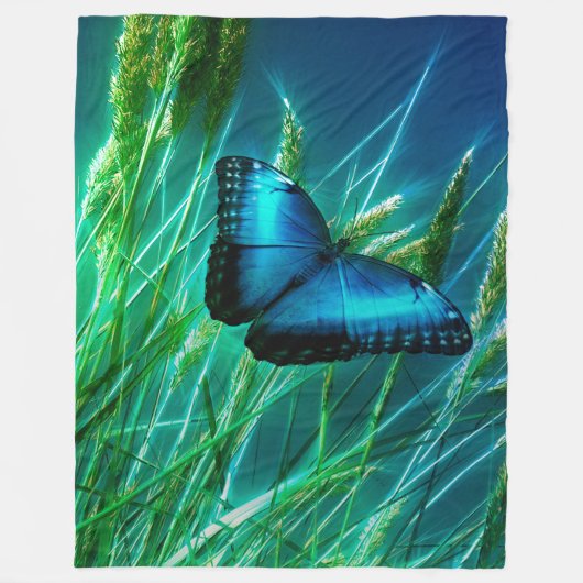 Blue Morpho Butterfly op Green Grass Fleece Deken (Voorkant)