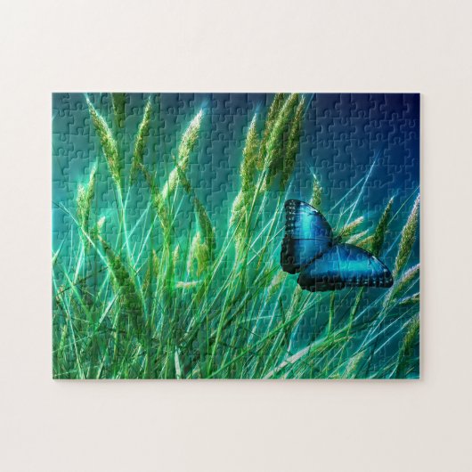 Blue Morpho Butterfly op Green Grass Legpuzzel (Horizontaal)