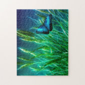 Blue Morpho Butterfly op Green Grass Legpuzzel (Verticaal)