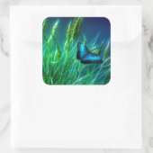 Blue Morpho Butterfly op Green Grass Vierkante Sticker (Tas)