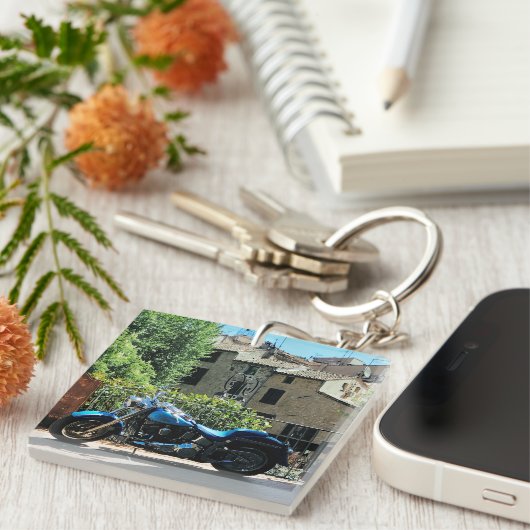 Blue Motorbike in Ancient Valbonne Frankrijk Sleutelhanger (Voorkant Rechts)