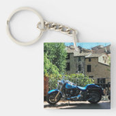 Blue Motorbike in Ancient Valbonne Frankrijk Sleutelhanger (voorkant)