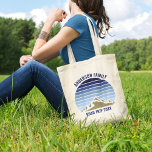 Blue Mountain Sunset Custom Family Road Trip Tote Bag<br><div class="desc">Deze coole blauwe zonsondergang boven rotsachtige bergen in natuur maakt een geweldig afbeelding voor een set aangepaste canvas tassen voor een familiehereniging, een reisje op de weg of een zomervakantie. Herinneer je bergreis met natuur cadeaus voor moeder, vader, broer en zus. Voeg gewoon je eigen achternaam en het jaar toe...</div>