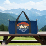 Blue Mountain Sunset Gepersonaliseerde Wandelen Plunjezak<br><div class="desc">Deze geweldige zonsondergang boven rotsachtige bergen en bosbomen in natuur maakt een geweldig afbeelding voor een aangepaste blauwe plunjezak voor uw zomervakantie of roadtrip door de natuur. Voeg gewoon uw eigen gepersonaliseerde tekst toe voor kampeerders of wandelaars die van buitenactiviteiten houden.</div>