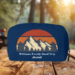 Blue Mountain Sunset Gepersonaliseerde Wandelen Toilettasje<br><div class="desc">Deze geweldige zonsondergang boven rotsachtige bergen en bosbomen in natuur maakt een geweldig afbeelding voor een aangepaste blauwe toilettas voor uw zomervakantie of roadtrip door de natuur. Voeg gewoon uw eigen gepersonaliseerde tekst toe voor kampeerders of wandelaars die van buitenactiviteiten houden.</div>