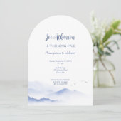 Blue Mountains genderneutraal verjaardagsuitnodigi Kaart (Staand voorkant)