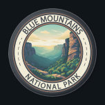 Blue Mountains National Park Australia  Magneet<br><div class="desc">Blauw vectorkunstontwerp van de Bergen. Het park staat bekend voor de uitkijkplaats van Echo Point,  vlakbij de stad Katoomba,  waar panoramische uitzichten van Jamison Valley en de Drie zussen te vinden zijn,  een torenhoge zandsteenformatie en een heilige Aboriginal-locatie.</div>