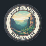 Blue Mountains National Park Australia Magneet<br><div class="desc">Blauw vectorkunstontwerp van de Bergen. Het park staat bekend voor de uitkijkplaats van Echo Point, vlakbij de stad Katoomba, waar panoramische uitzichten van Jamison Valley en de Drie zussen te vinden zijn, een torenhoge zandsteenformatie en een heilige Aboriginal-locatie.</div>