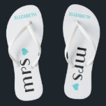 Blue Mrs Teenslippers | Gepersonaliseerde bruiden<br><div class="desc">Een leuke aanvulling op uw bestemming strand of zwembad bruiloft! Dans de nacht weg in deze comfortabele teenslippers. Witte teenslippers met het woord "mevrouw", een aquablauw hart en de bruidsnaam gepersonaliseerd. Om de teenslippers van de bijpassende bruidegom te zien - Bezoek mijn winkel "The Hungarican Princess" op www.zazzle.com/hungaricanprincess*. Kijk in...</div>