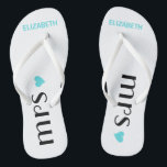 Blue Mrs Teenslippers | Gepersonaliseerde weddensc<br><div class="desc">Een schattige toevoeging aan je bestemmingsstrand of bruiloft. Dans de nacht weg in deze comfortabele teenslippers. Witte teenslippers met het woord "Mrs.", een aqua blauw hart en de bruidsnaam gepersonaliseerd. Ga naar mijn winkel "The Hungarican Princess" op www.zazzle.com/hungaricanprincess* om de teenslippers van groom te bekijken. Kijk naar mijn afdeling "Teenslippers"....</div>