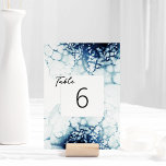 Blue Nautical Destination Wedding Kaart<br><div class="desc">Dit Blue Nautical Destination Wedding Table Number ontwerp is gestroomlijnd en klassiek wit met opvallende donkerroyal blue waterverf oceaangolven als een prachtige achtergrond voor geavanceerde minimalistische typografie en boho script details. Ideaal voor een moderne luxe nautische esthetiek met een unieke maragingstijl. Dit prachtig gebogen collectie zal de toon van gepolijste...</div>