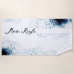 Blue Nautical Destination Wedding Mrs. Strandlaken<br><div class="desc">Dit Blue Nautical Destination Wedding Mrs Beach Towel-ontwerp is gestroomlijnd en klassiek wit met opvallende donkerroyal blue waterverf oceangolven als een prachtige achtergrond voor geavanceerde minimalistische typografie en boho-scriptgegevens. Ideaal voor een moderne luxe nautische esthetiek met een unieke maragingstijl. Dit prachtig gebogen collectie zal de toon van gepolijste elegantie voor...</div>