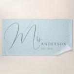 Blue Newlyweds Name Personalized Honeymoon Strandlaken<br><div class="desc">Celebrate your love in style with this personalized beach towel for adults, featuring the newlyweds' names in an elegant, modern design. Perfect for a honeymoon beach trip, anniversary getaway, or romantic vacation, this soft and vibrant towel is a must-have for couples who love to travel together. Designed with a fresh...</div>
