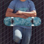 Blue Ocean Waves skateboard<br><div class="desc">Rijd op de golven met deze prachtige blauwe oceaan golven skateboard. Perfect voor zowel beginners als ervaren schaatsers, dit bord zal zeker koppen slaan op het schaats of op het strand. Winkelen bij presfashion winkel Zazzle.</div>