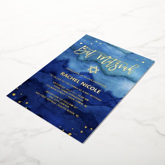 Blue Ombre Waterverf en Gold Bat Mitzvah Folie Uitnodiging (Gedraaid)